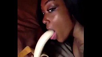 Suck banana