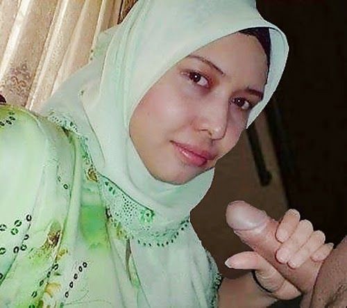 Hijab girl sucking dick
